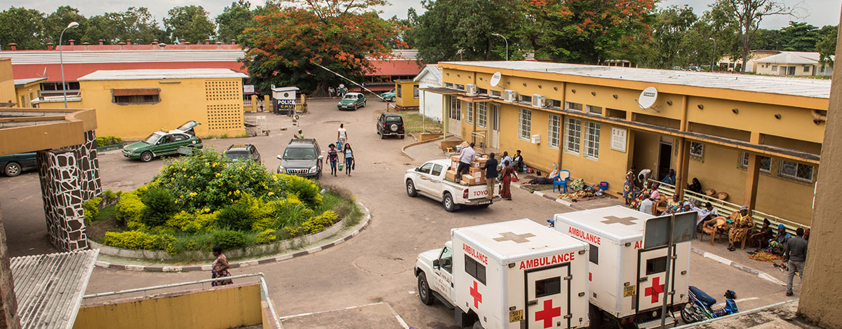 L’entrée du service des urgences du CHU de Brazzaville © Isabelle Cartoux / Expertise France