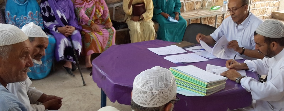 Omar Samaoli, expert SHARAKA, analyse des dossiers de retraite avec l'agent d’un Bureau d‘accueil et d’orientation des migrants (BAOM), initiative expérimentale de l'association Migrations et Développement. Commune de Tafingoult/ Région Souss-Massa (2016)