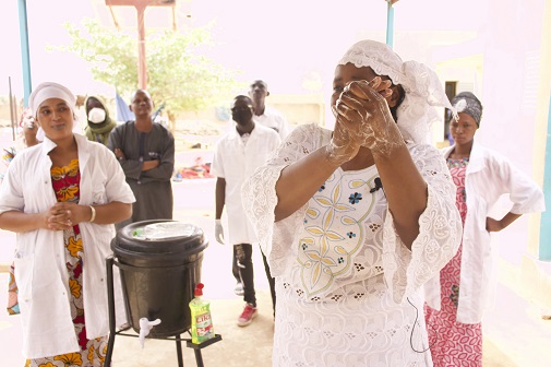 Activité de sensibilisation dans le cadre du projet PARSANTE, financé par l'Union européenne. Crédit : Aboubacar Sidibé - Mozaik.