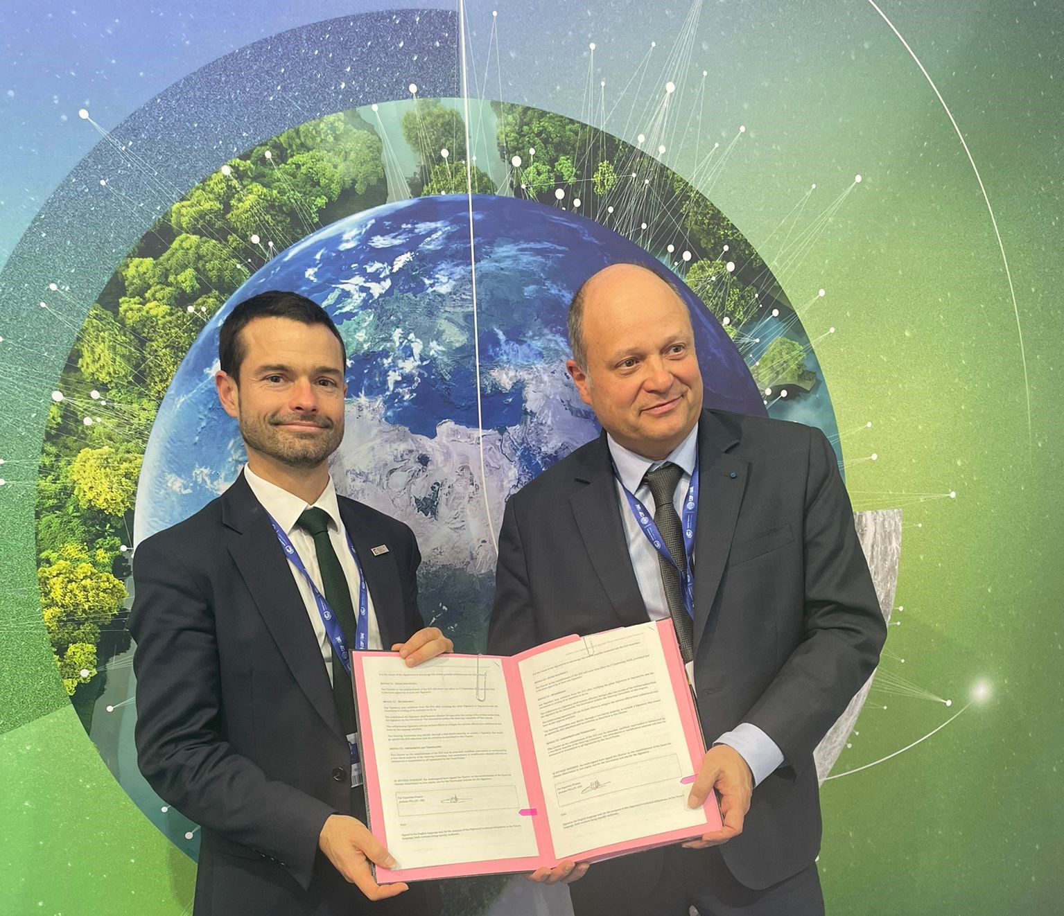 Signature de la charte du SCO, Jéremie Pellet DG d'Expertise France (à gauche) et Lionel Suchet (Directeur général délégué du CNES) 