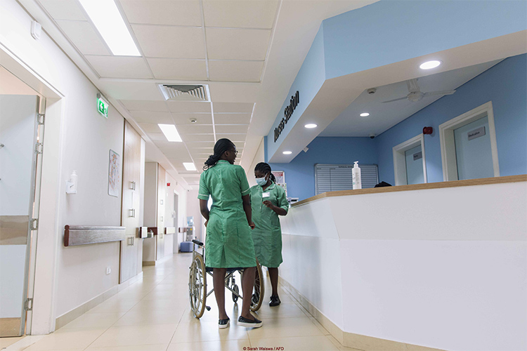 Nurses talking in a hospital © Sarah Waiswa / AFD Nurses talking in a hospital © Sarah Waiswa / AFD