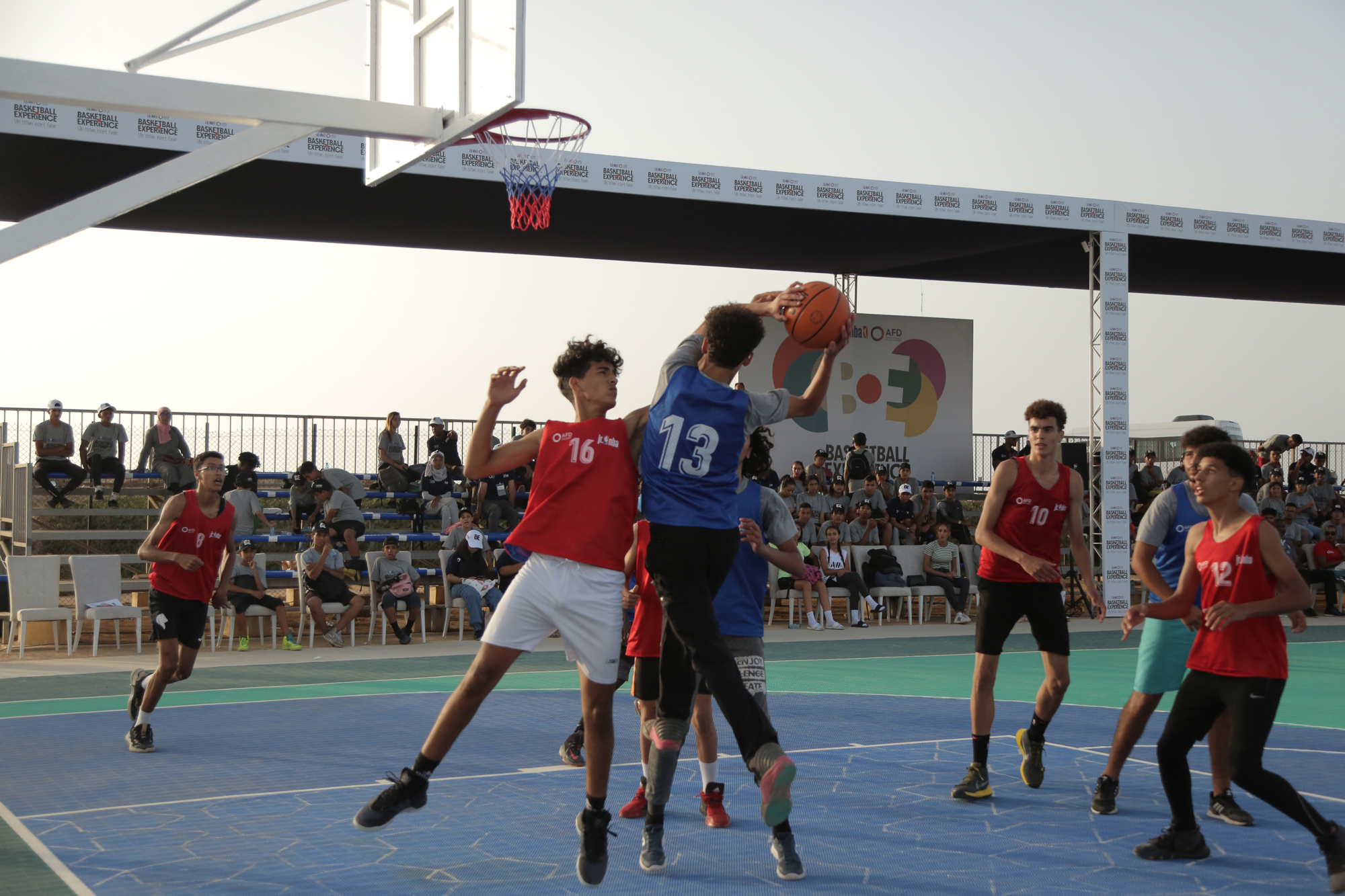 Jeunes joueurs de basketball