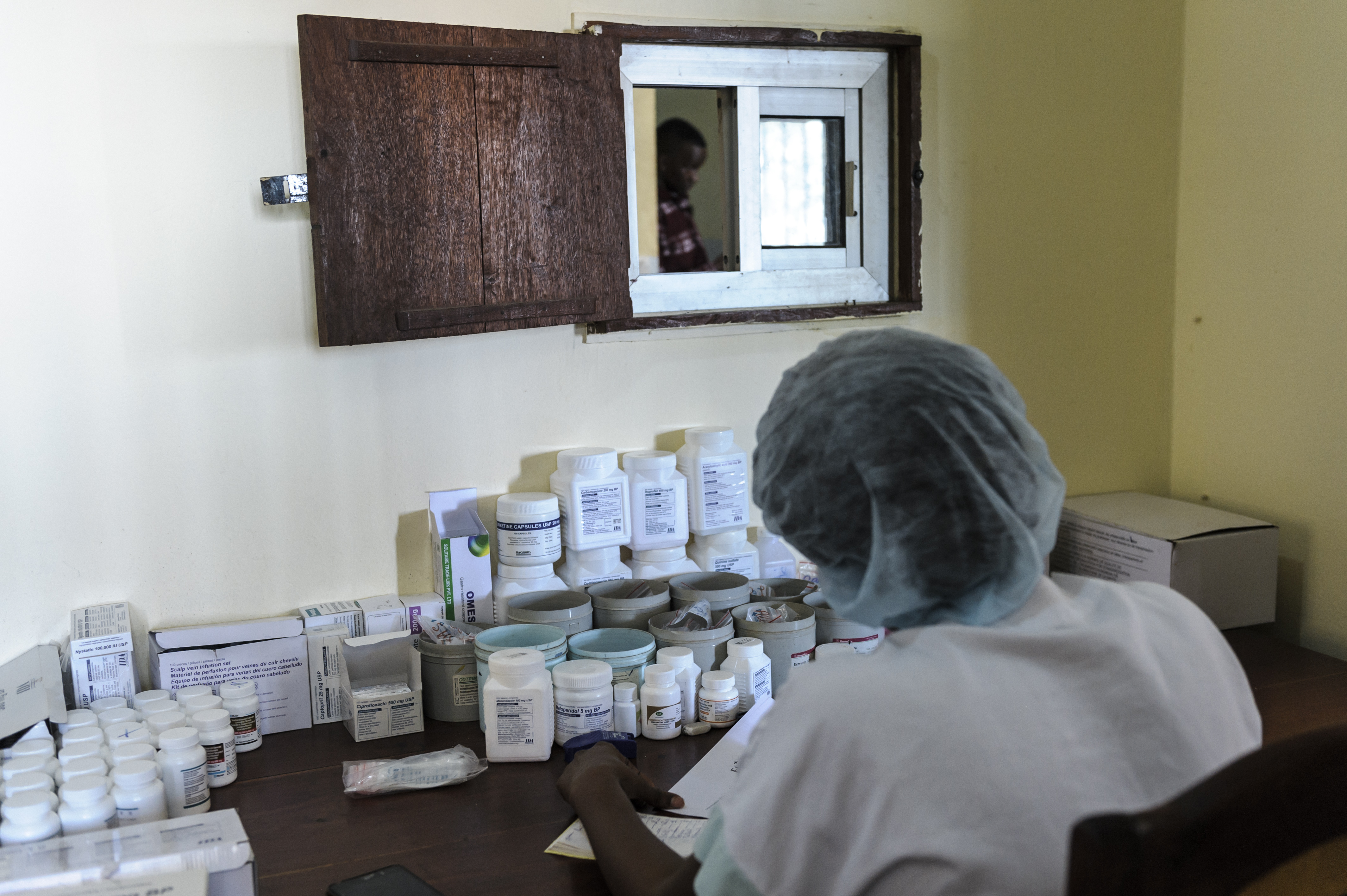 Infirmière devant un stock de médicaments