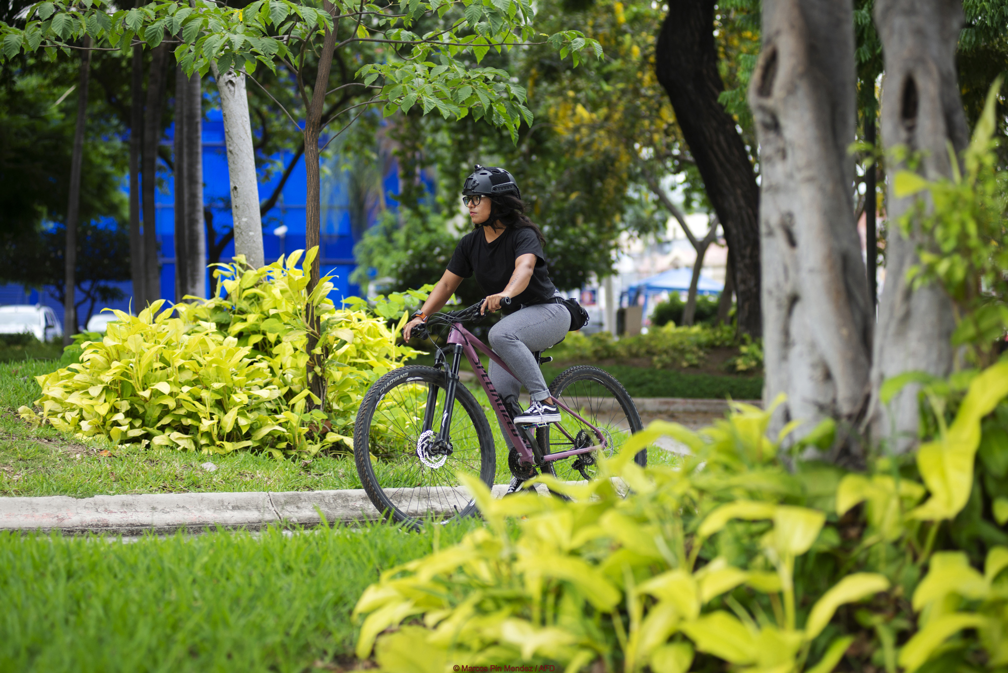 Cycliste dans un parc urbain