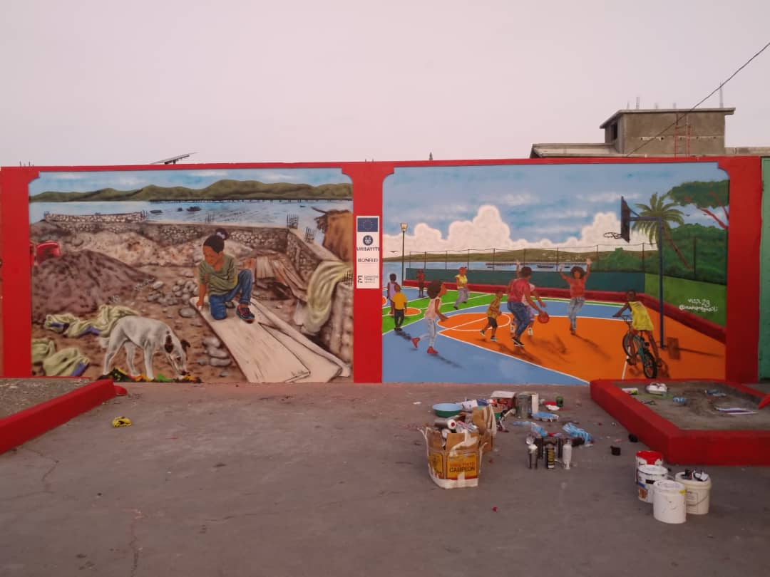 Murs de graffitis à Jérémie. Message : « Espas piblik yo se kote ki bay lavi tout moun sans, Annou transfòme yo ! ») ; (« Les espaces urbains sont des lieux de vie pour tous et toutes, transformons-les »
