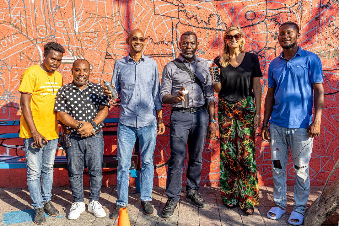 Image de la visite des membres EF et AFD sur le site graffiti à Paup (Place Canapé Vert), photo avec les artistes.