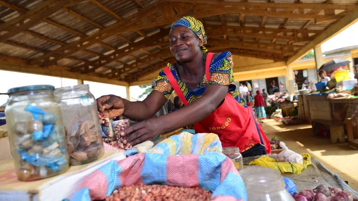 Femme travaillant dans un marché