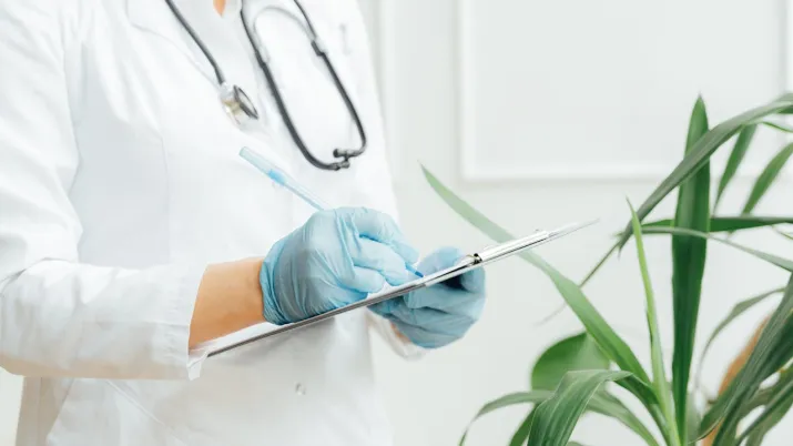 Médecin écrivant sur une feuille de papier (c) Pexels Shkraba Anthony