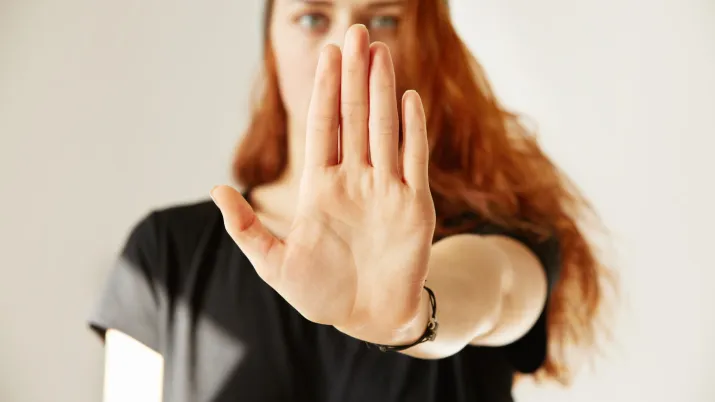Femme tendant la paume de la main