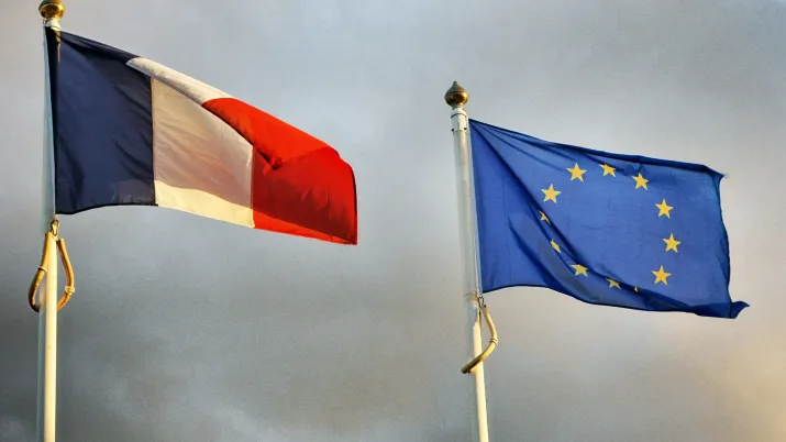 Drapeaux de la France et de l'Union européenne, les principaux partenaires financiers d'Expertise France