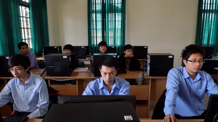 Etudiants en formation professionnelle derrière leur ordinateur au Vietnam