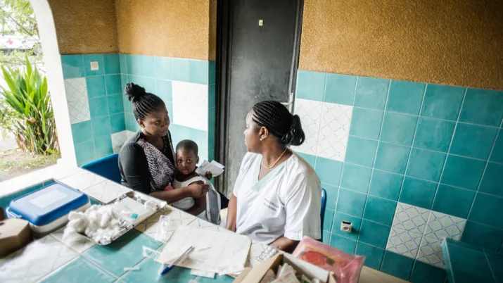 Mère et son enfant en séance de vaccin