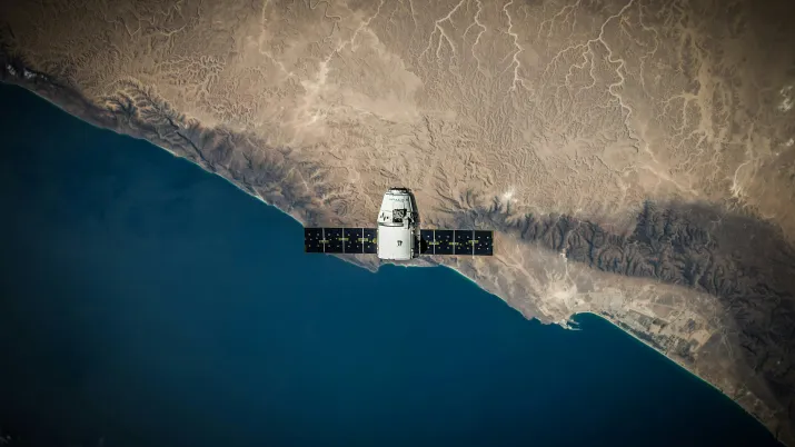 Satellite survolant la Terre