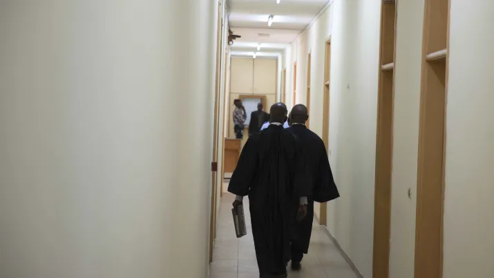 Avocats marchant dans un palais de justice