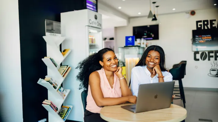 Deux femmes entrepreneures échangent sur leurs projets