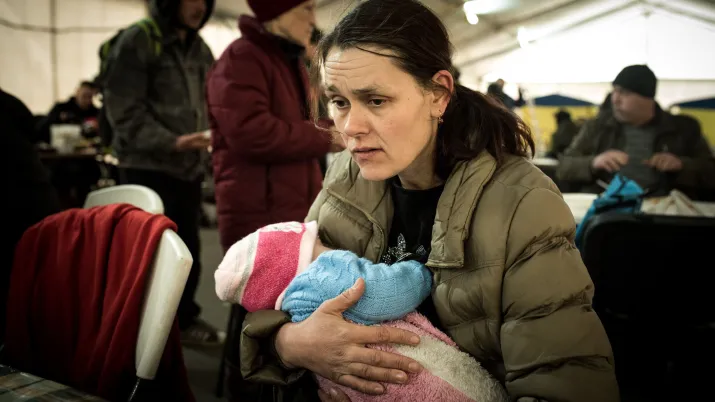 Photo d'une femme ukrainienne tenant son bébé