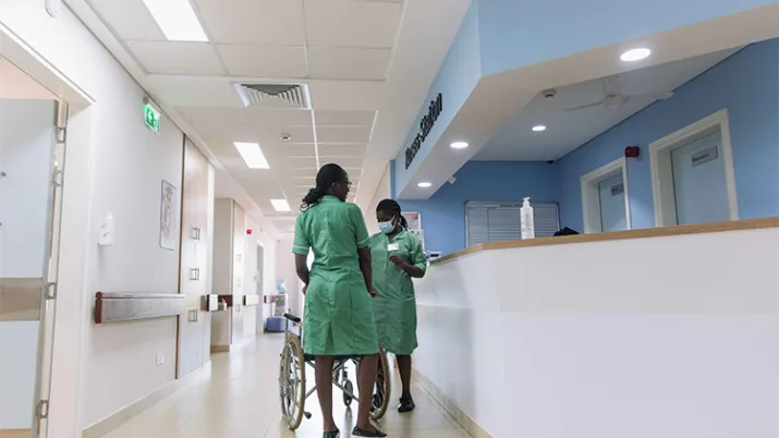 Des infirmières discutent dans un hôpital © Sarah Waiswa / AFD