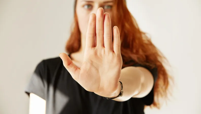 Femme tendant la paume de la main