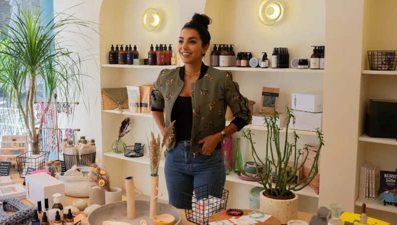 Vendeuse dans une boutique de fleurs et cosmétiques