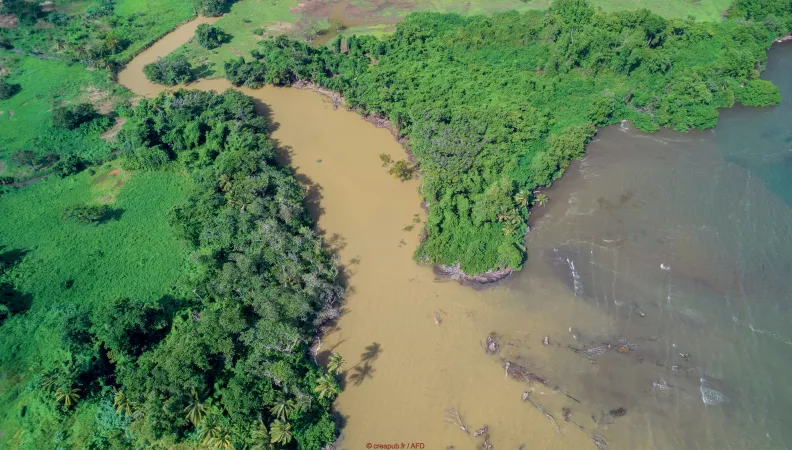 Vue aérienne d'un fleuve pollué