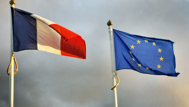 Drapeaux de la France et de l'Union européenne, les principaux partenaires financiers d'Expertise France