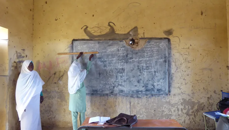 Jeune fille au tableau dans sa salle de classe au Soudan