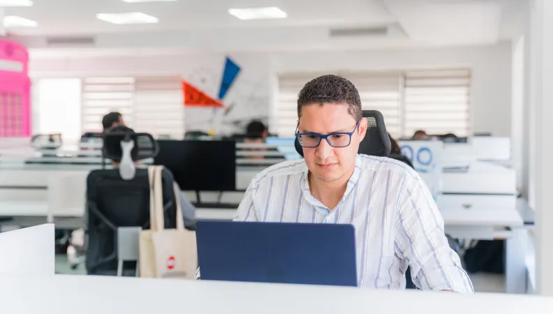 Homme travaillant devant son ordinateur