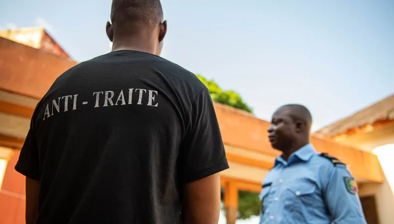 Vue de dos d'un membre d'unité de lutte contre la traite d'êtres humains au Bénin
