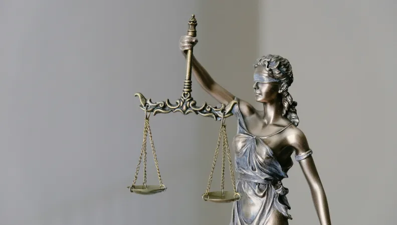 Image d'une statue représentant la justice avec les yeux bandées.