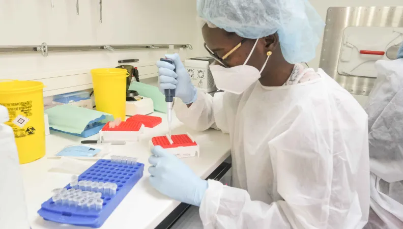 Analyse d'échantillon en laboratoire