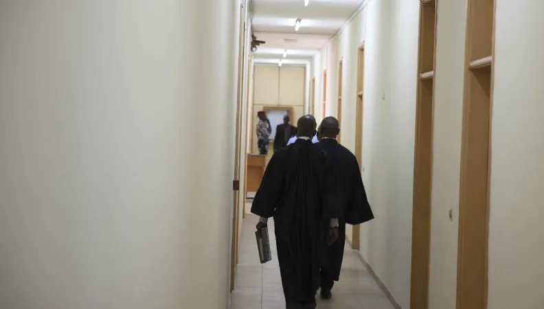 Avocats marchant dans un palais de justice