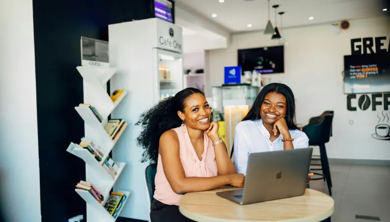 Deux femmes entrepreneures échangent sur leurs projets