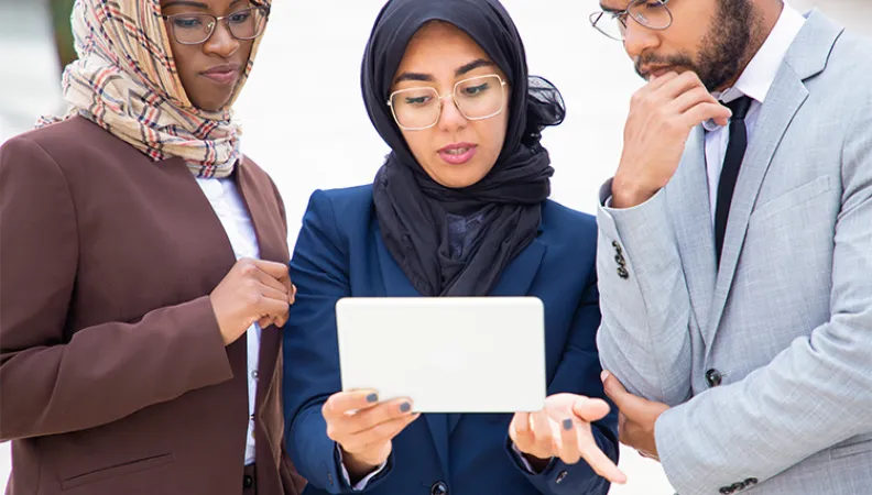 Groupe d'entrepreneurs au travail (c)pch.vector sur Freepik