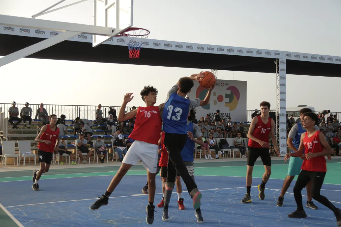 Jeunes joueurs de basketball