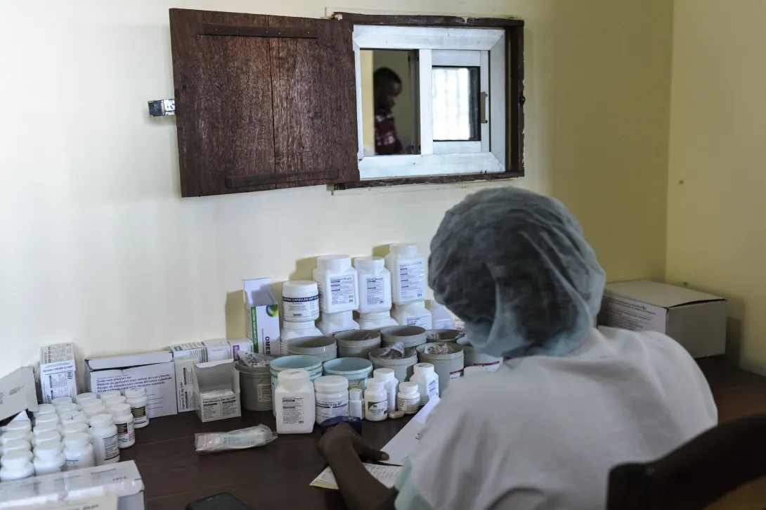 Infirmière devant un stock de médicaments